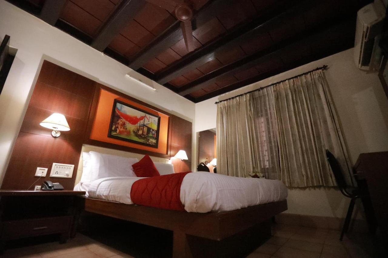 Hotel Peninsula Thrissur Dış mekan fotoğraf