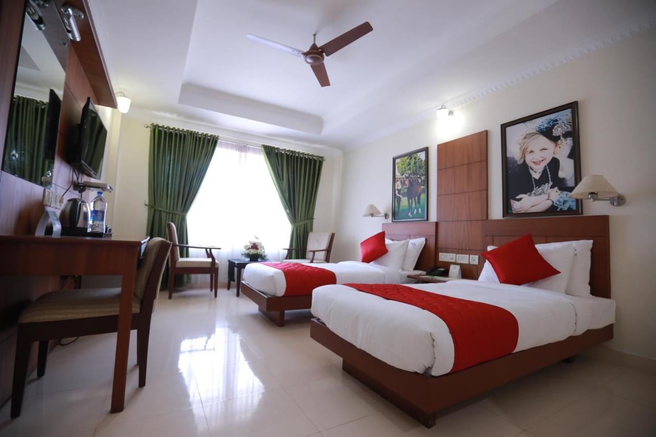 Hotel Peninsula Thrissur Dış mekan fotoğraf