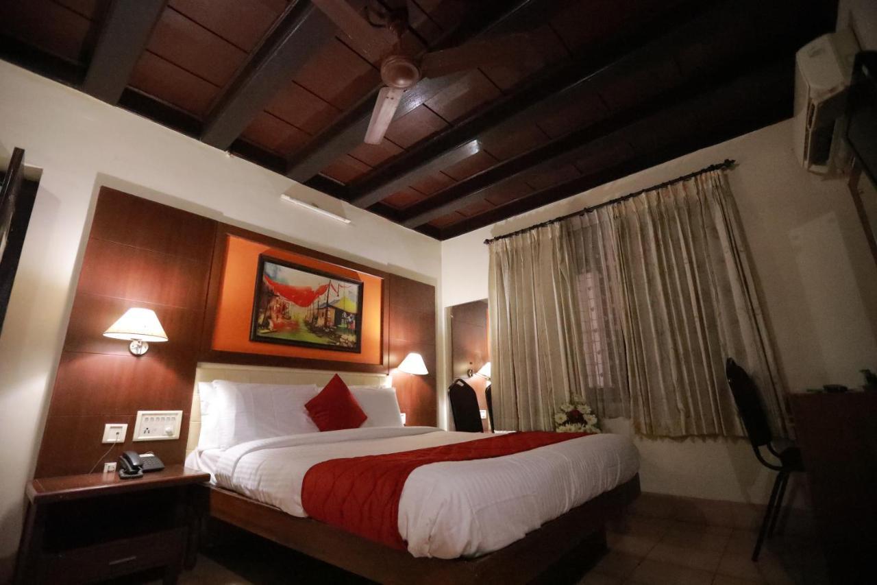 Hotel Peninsula Thrissur Dış mekan fotoğraf